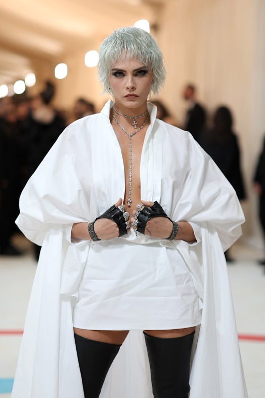 Cara Delevingne at Met Gala with cat eye makeup and gray wig