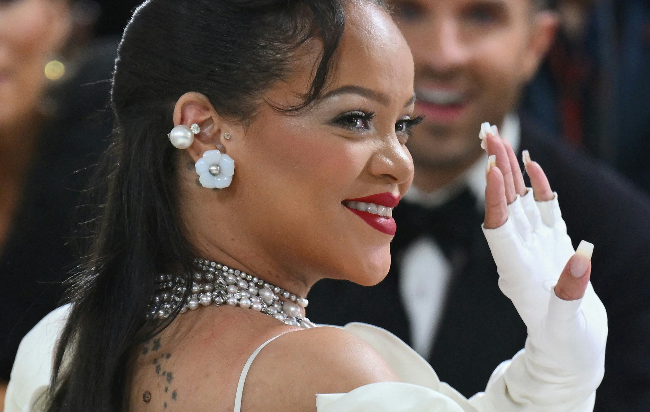 Rihanna&rsquo;s French manicure with white tips &amp; 3D flowers at the 2023 Met Gala.