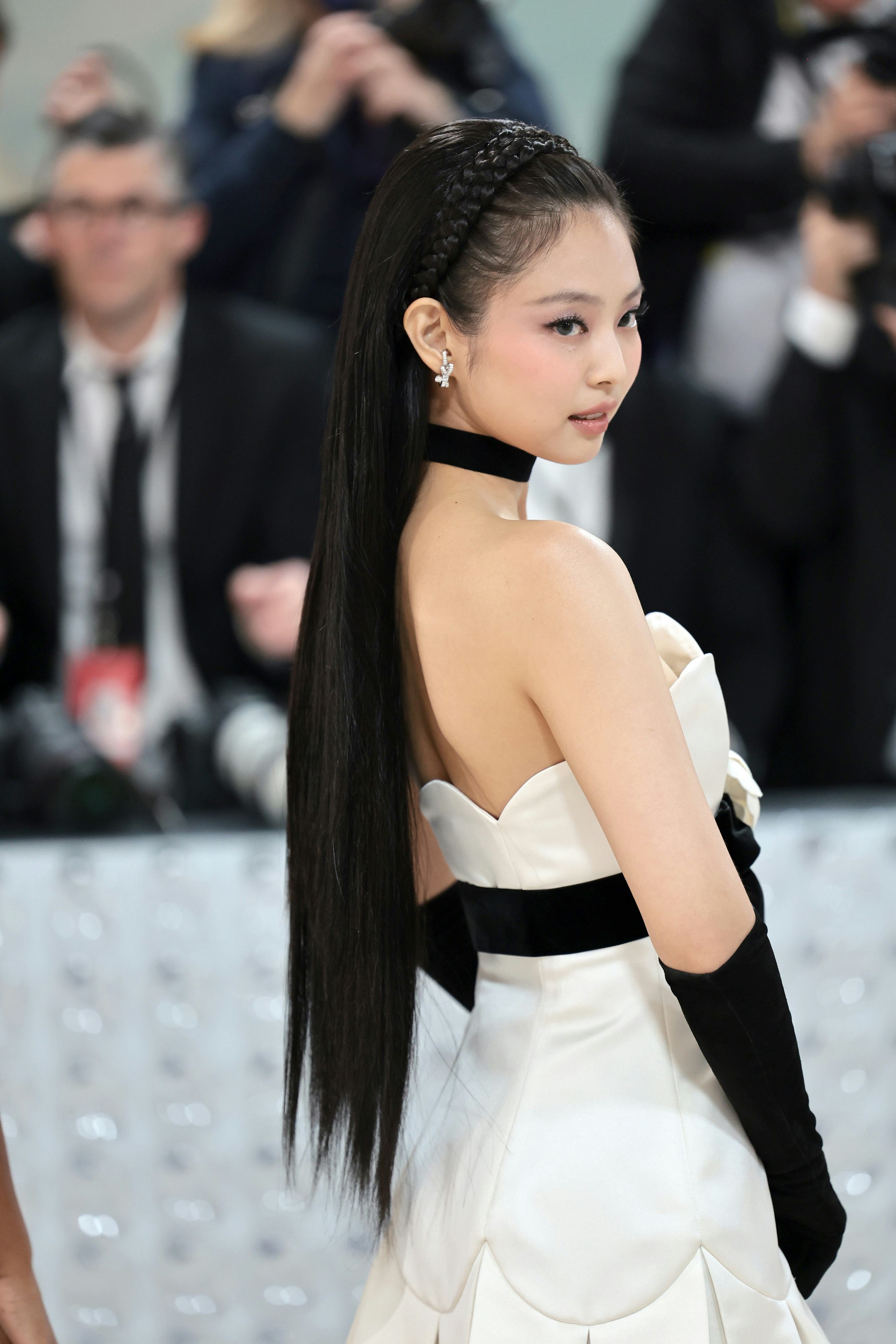 NEW YORK, NEW YORK - MAY 01: Jennie Kim attends The 2023 Met Gala Celebrating &ldquo;Karl Lagerfeld: A Lin&hellip;