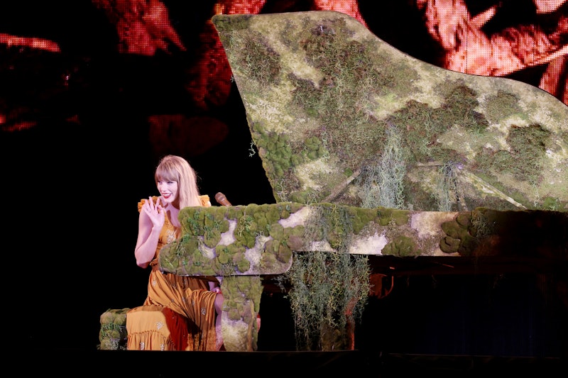 FOXBOROUGH, MASSACHUSETTS - MAY 19: EDITORIAL USE ONLY Taylor Swift performs onstage during "Taylor ...