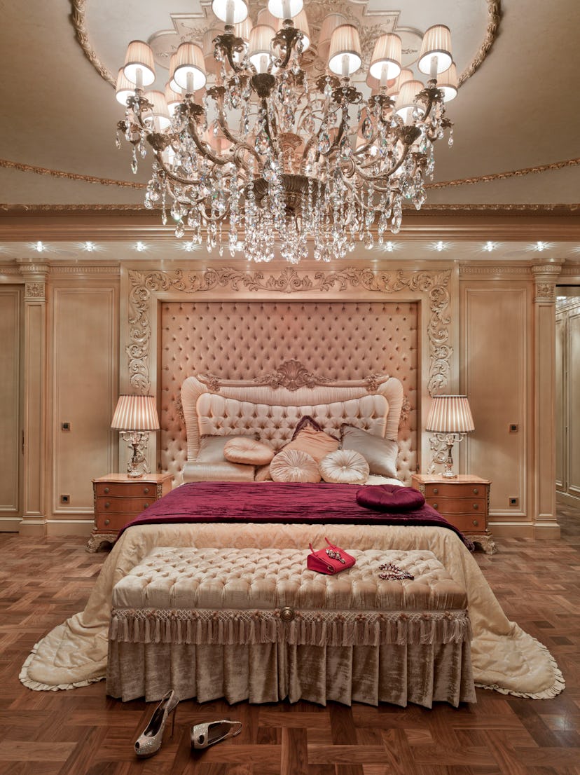 Glamour is the ideal home decor aesthetic for Leos, according to an expert.