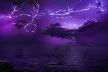 24 января 2023 года в Коломбо, Шри-Ланка, над акваторией моря Коломбо ударила молния. Это изображение ж...