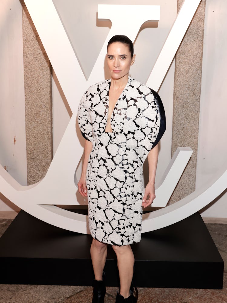  Jennifer Connelly attends the photocall ahead of the Louis Vuitton Cruise Show 2024 