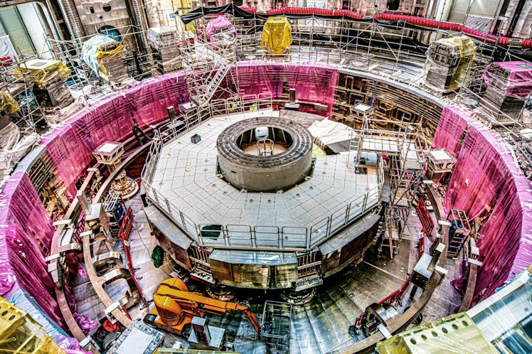 Puits qui contiendra le Tokamak (assemblage de 10 millions de pièces différentes pesant 23 000 tonne...