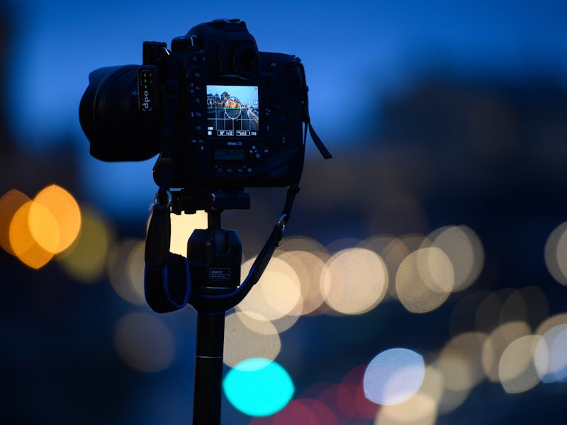 06 January 2021, Saxony, Dresden: On the display of a digital reflex camera, the motif of the desert...