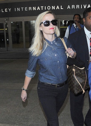 Reese Witherspoon carries a Louis Vuitton Neverfull bag.
