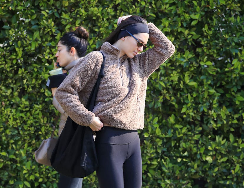 How to style a wide headband like Kendal Jenner.