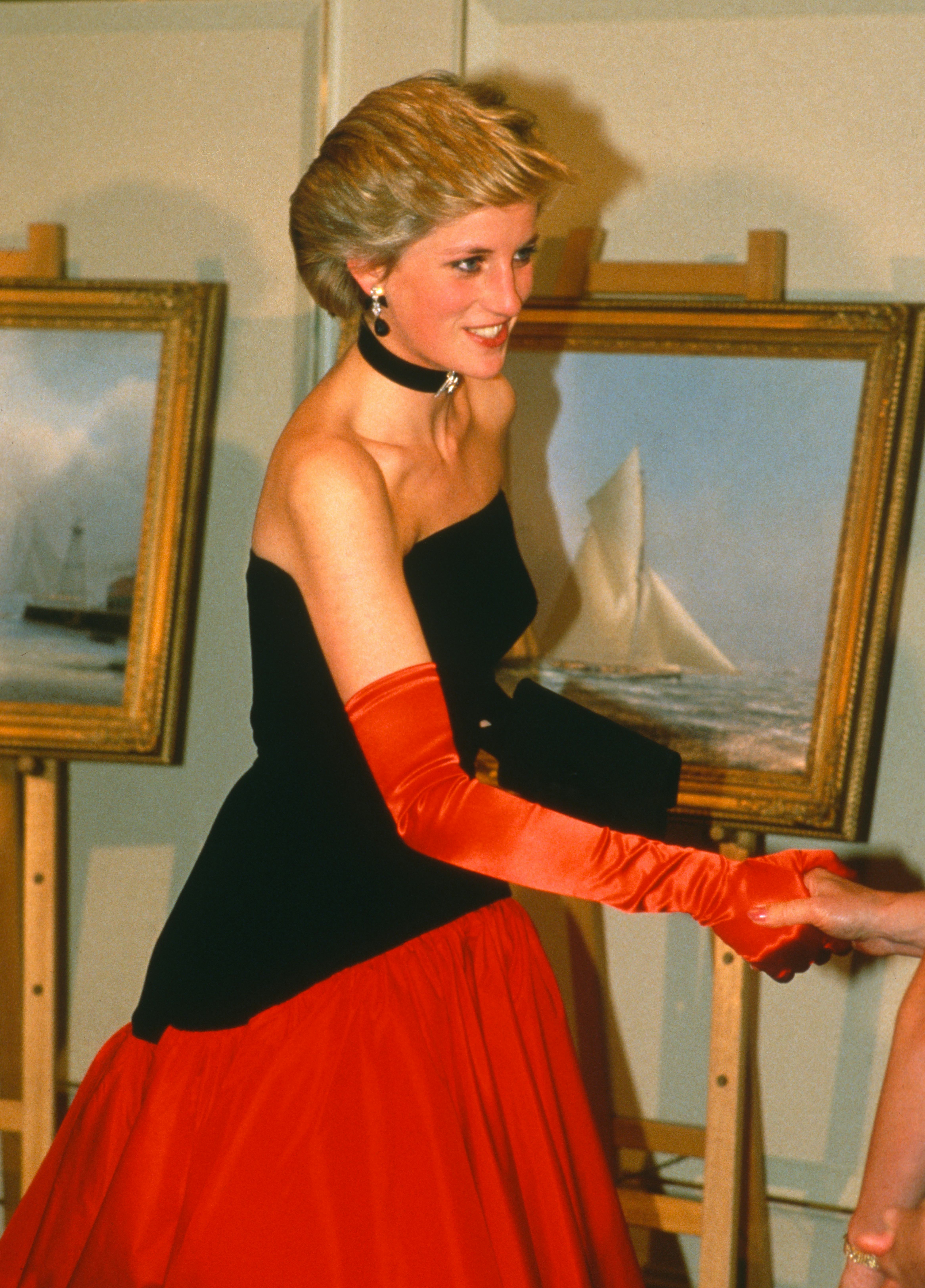 LONDON, ENGLAND - SEPTEMBER 19: Diana, Princess of Wales, wearing a red taffeta and black velvet Fla&hellip;