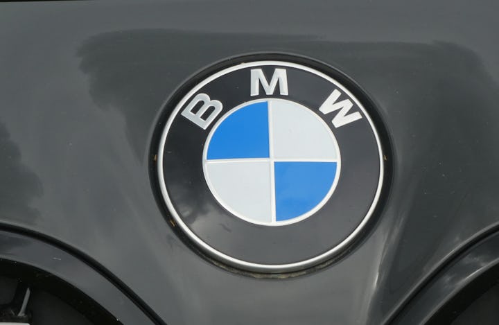 23 April 2023, North Rhine-Westphalia, Cologne: Logo, lettering, emblem of automobile manufacturer B...