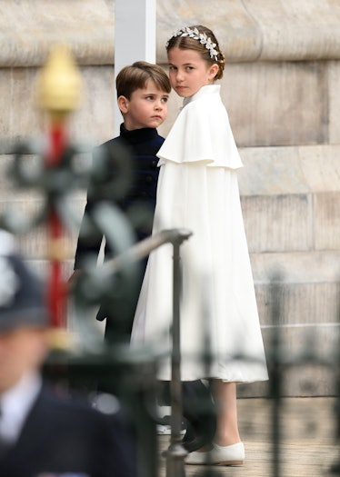 لندن، انگلستان - 06 مه: شاهزاده لوئیس و پرنسس شارلوت برای شرکت در کلیسای وست مینستر وارد می شوند.