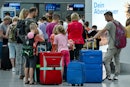 一个家庭和其他乘客值机柜台排队在杜塞尔多夫国际机场(杜…