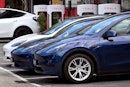 2023年4月19日，电动汽车在墨尔本特斯拉经销店外排队。(图片来源:…