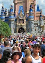 美国游客人群主要街道在迪斯尼世界的魔幻王国周三,8月18日,20…