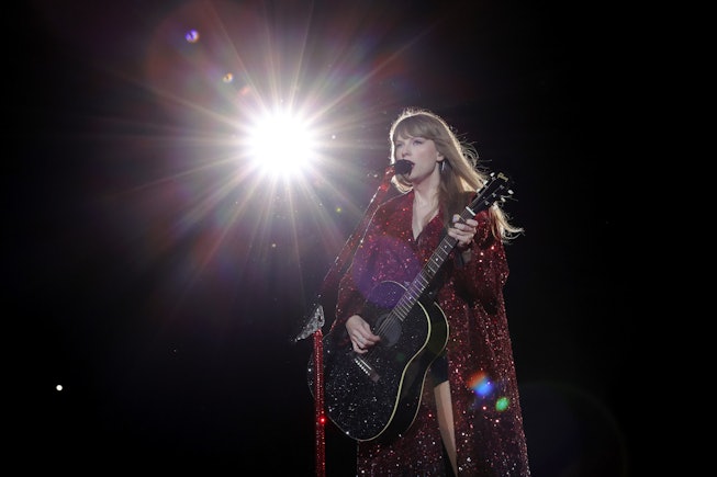 EAST RUTHERFORD, NEW JERSEY - MAY 27: EDITORIAL USE ONLY Taylor Swift performs onstage during "Taylo...