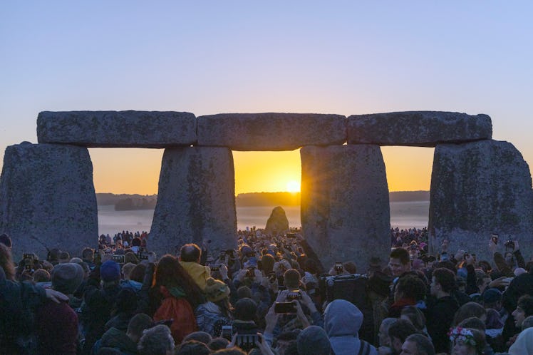 21st JUNE 2019 - SALISBURY, UK - Crowds gather to watch the 2019 summer solstice sunrise at the anci...
