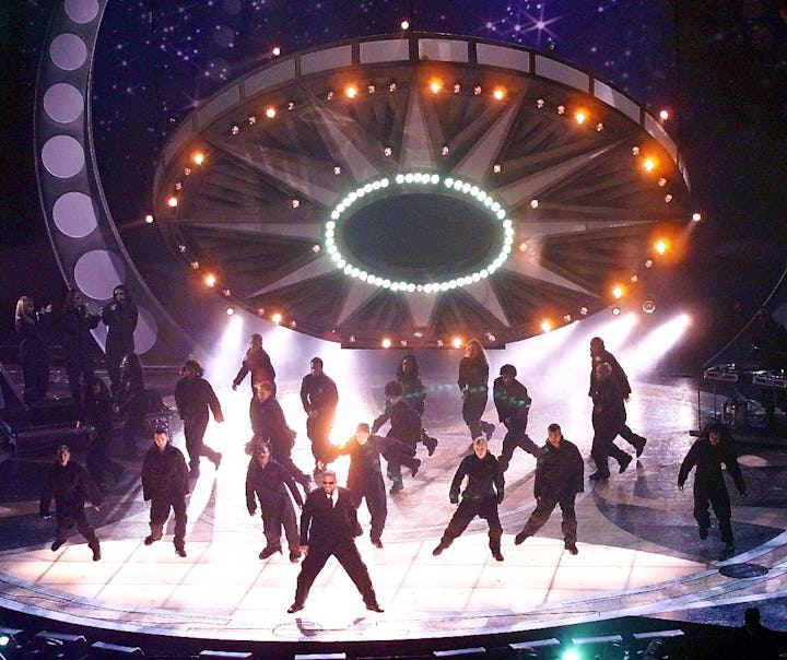 NEW YORK, UNITED STATES: Will Smith performs his hit song "Men in Black" as a space ship lands on t...