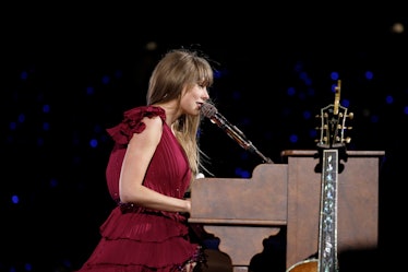 CHICAGO, ILLINOIS - JUNE 02: EDITORIAL USE ONLY. Taylor Swift performs onstage during "Taylor Swift ...