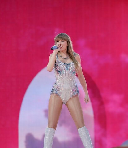 CHICAGO, ILLINOIS - JUNE 02: EDITORIAL USE ONLY. Taylor Swift performs onstage during "Taylor Swift ...