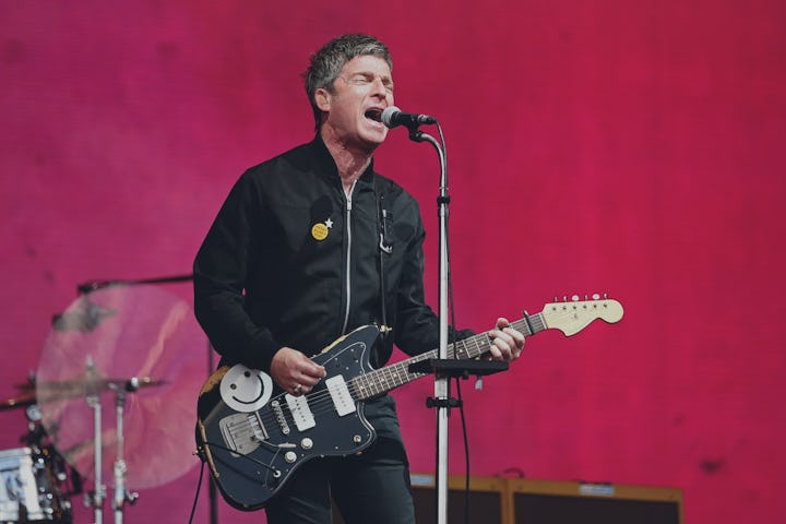 GLASTONBURY, ENGLAND - JUNE 25: (EDITORIAL USE ONLY) Noel Gallagher performs on the Pyramid Stage du...