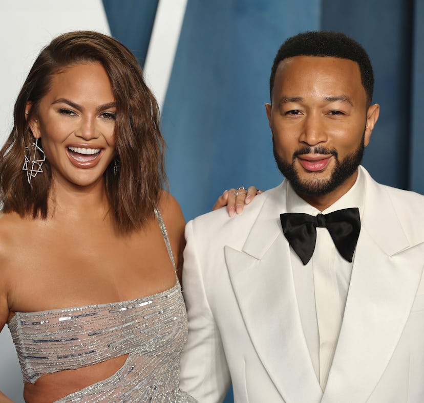 BEVERLY HILLS, CALIFORNIA - MARCH 27: (L-R) Chrissy Teigen and John Legend attend the 2022 Vanity Fa...
