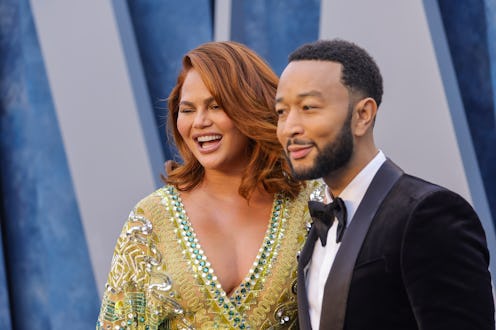 BEVERLY HILLS, CALIFORNIA - MARCH 12: (L-R) Chrissy Teigen and John Legend attend the 2023 Vanity Fa...