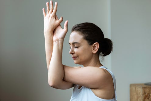 All the benefits of the eagle arm yoga pose.