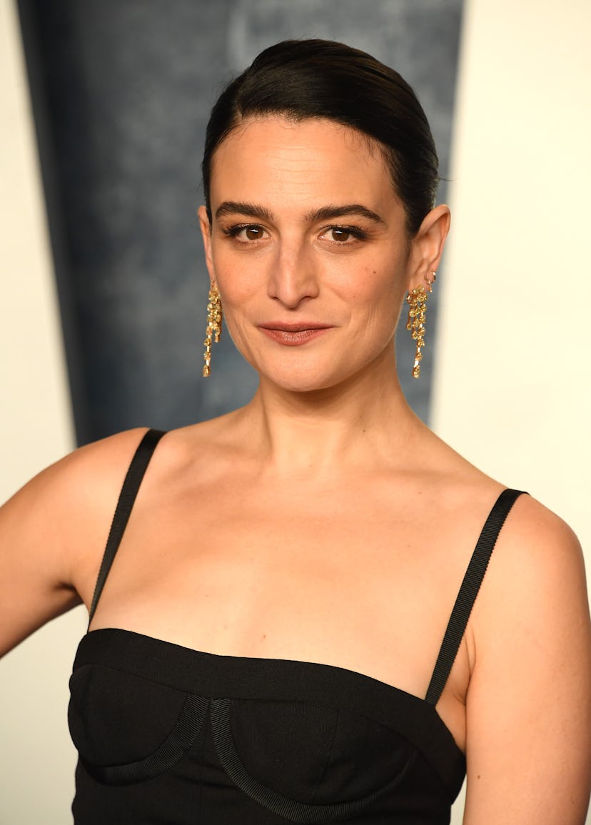 BEVERLY HILLS, CALIFORNIA - MARCH 12: Jenny Slate arrives at the Vanity Fair Oscar Party Hosted By R...