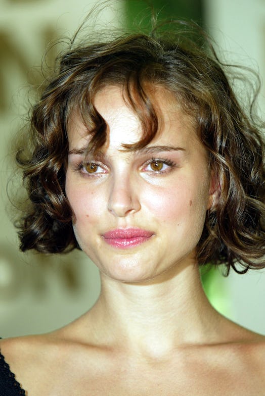 Natalie Portman short curly bob in 2004