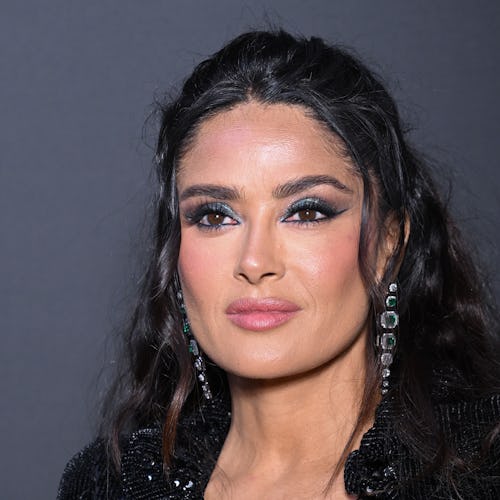 Salma Hayek long wavy hair with green eyeshadow 2023