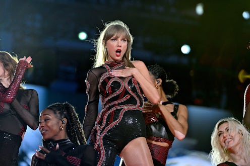 KANSAS CITY, MISSOURI - JULY 08: (EDITORIAL USE ONLY)  Taylor Swift performs onstage during night tw...