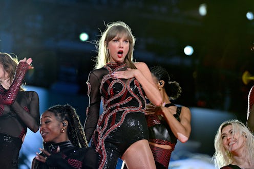 KANSAS CITY, MISSOURI - JULY 08: (EDITORIAL USE ONLY)  Taylor Swift performs onstage during night tw...
