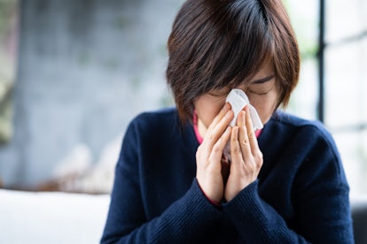 a woman sneezes and wonders if a stuffy nose is an early pregnancy symptom