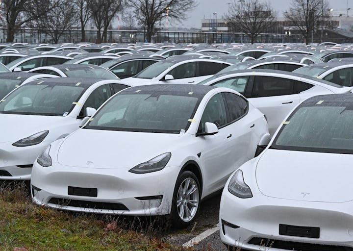 09 January 2023, Brandenburg, Schönefeld: New Model Y electric vehicles are parked in the early morn...