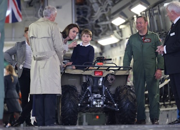 Galler Prensi Louis, Galler Prensesi Catherine ile bir C17 uçağının aracında oturuyor