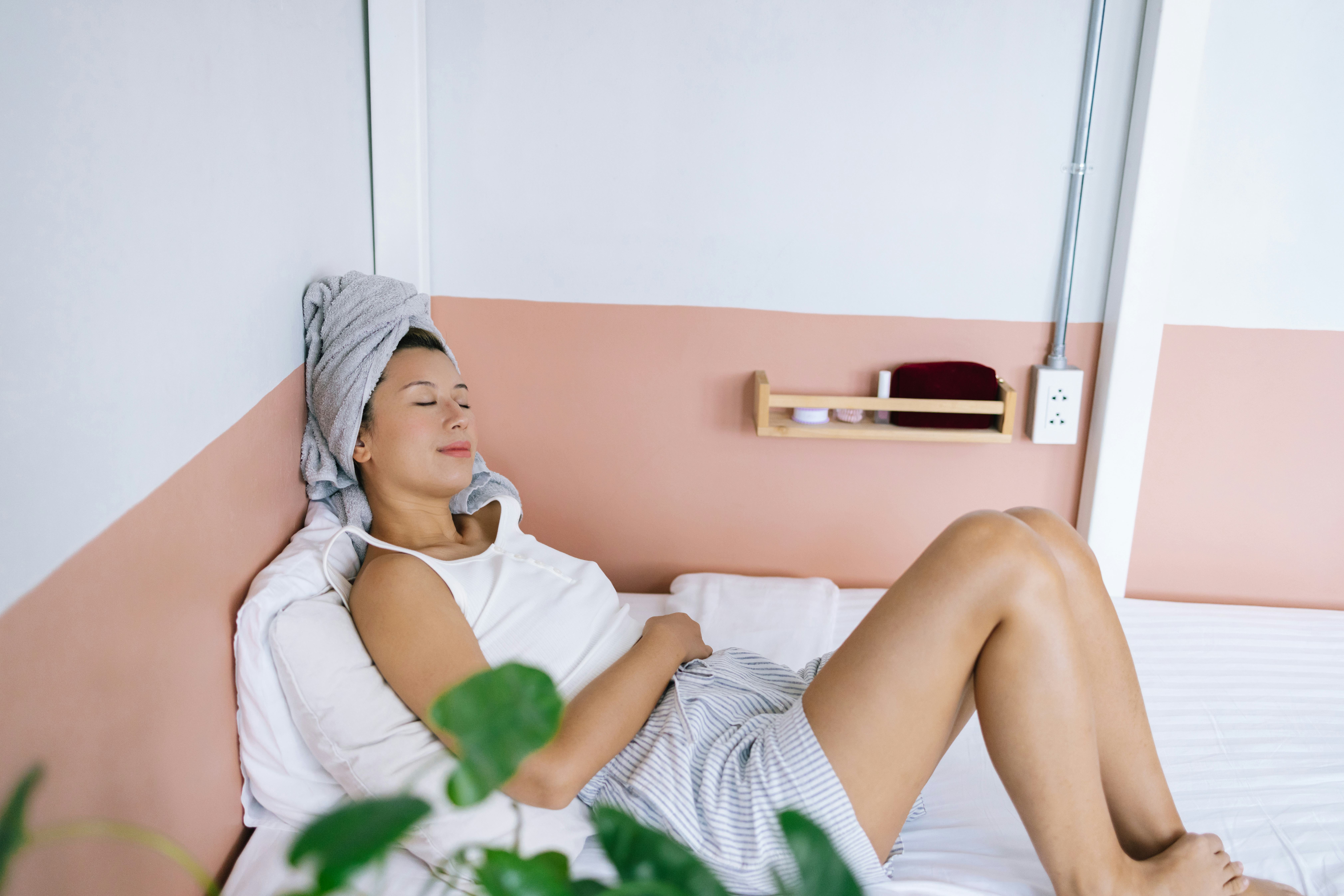 What happens if you sleep with damp hair?