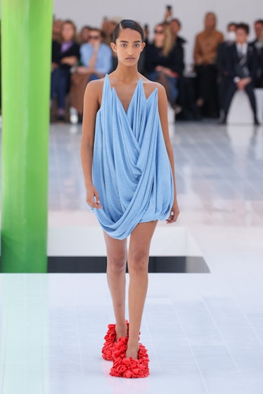 Bir model, Paris Fashion kapsamında Loewe Kadın Giyim İlkbahar/Yaz 2023 defilesi sırasında podyumda yürüyor...