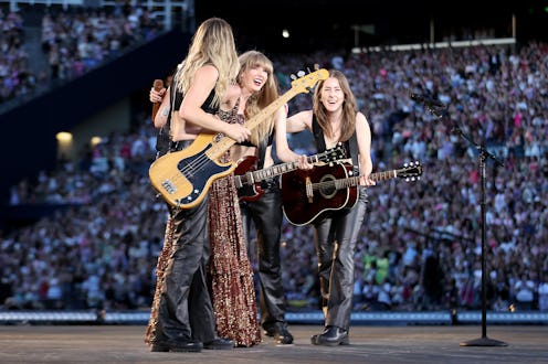 SEATTLE, WASHINGTON - JULY 22: EDITORIAL USE ONLY Taylor Swift and HAIM perform onstage during the T...