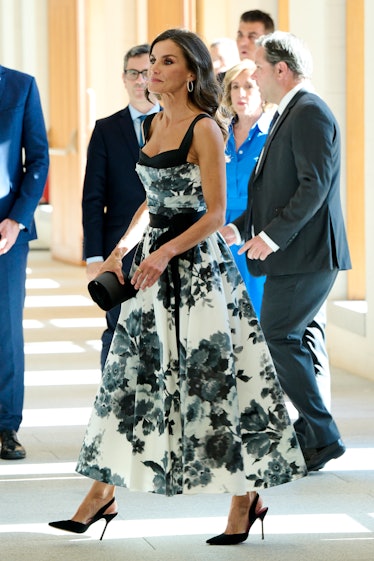 La reina Letizia domina el glamour de los años 60 con un vestido fluido de flores
