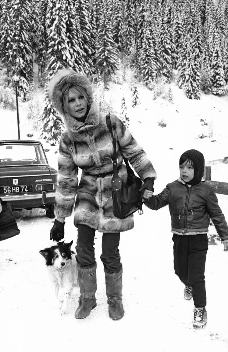 L'actrice Brigitte Bardot avec son fils Nicolas aux sports d'hiver, circa 1960 en France