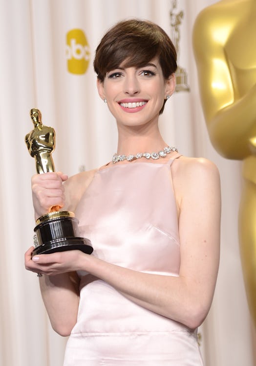 Anne Hathaway pixie cut with Oscar in 2013