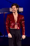 LONDON, ENGLAND - FEBRUARY 11: (EDITORIAL USE ONLY) Harry Styles performs on stage during The BRIT A...