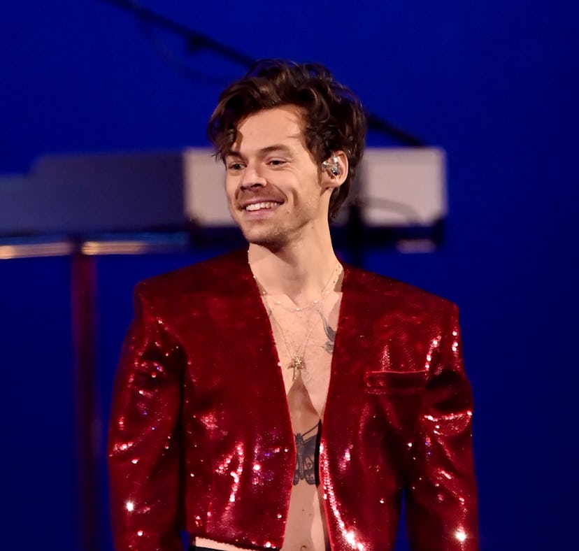 LONDON, ENGLAND - FEBRUARY 11: (EDITORIAL USE ONLY) Harry Styles performs on stage during The BRIT A...