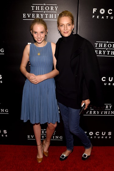 Maya Thurman-Hawke (solda) ve oyuncu Uma Thurman katılıyor "Her şeyin teorisi" New York prömiyeri