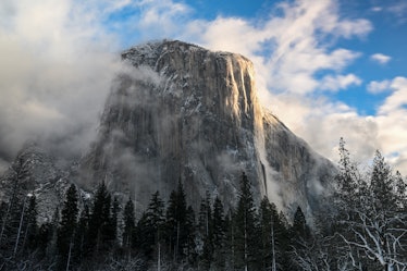Yosemite, California - 22 de febrero: Una vista de El Capitán mientras la nieve cubría el Parque Nacional Yosemite en California...