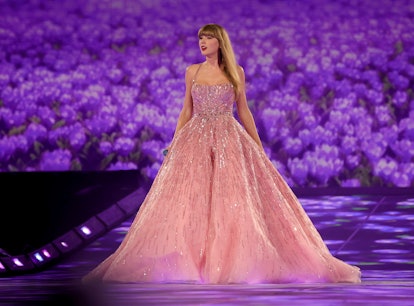 EAST RUTHERFORD, NEW JERSEY - MAY 27: EDITORIAL USE ONLY Taylor Swift performs onstage during "Taylo...