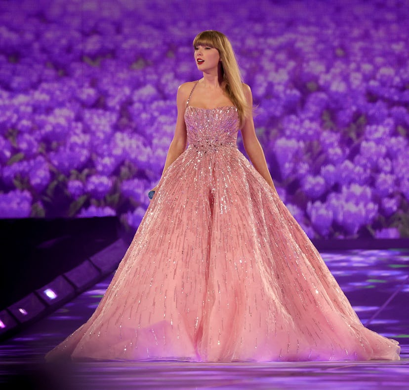 EAST RUTHERFORD, NEW JERSEY - MAY 27: EDITORIAL USE ONLY Taylor Swift performs onstage during "Taylo...