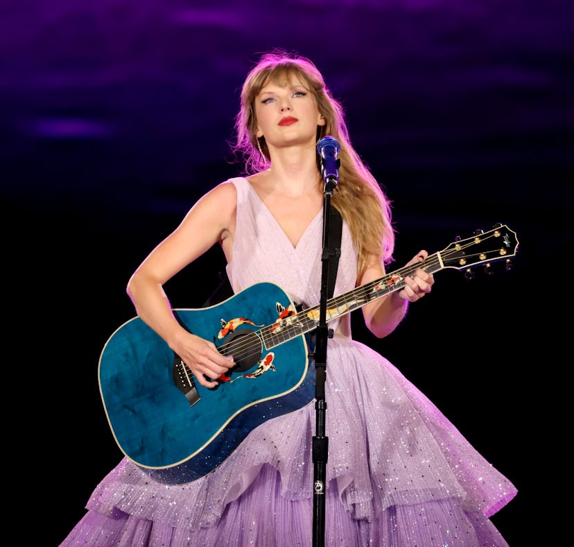 KANSAS CITY, MISSOURI - JULY 07: (EDITORIAL USE ONLY ) Taylor Swift performs onstage for night one o...