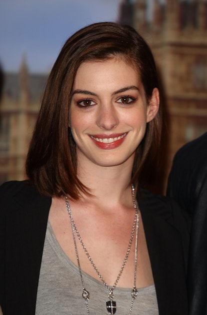 Anne Hathaway long bob haircut in 2008