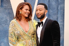 BEVERLY HILLS, CALIFORNIA - MARCH 12: (L-R) Chrissy Teigen and John Legend attend the 2023 Vanity Fa...