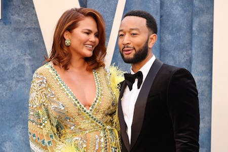 BEVERLY HILLS, CALIFORNIA - MARCH 12: (L-R) Chrissy Teigen and John Legend attend the 2023 Vanity Fa...